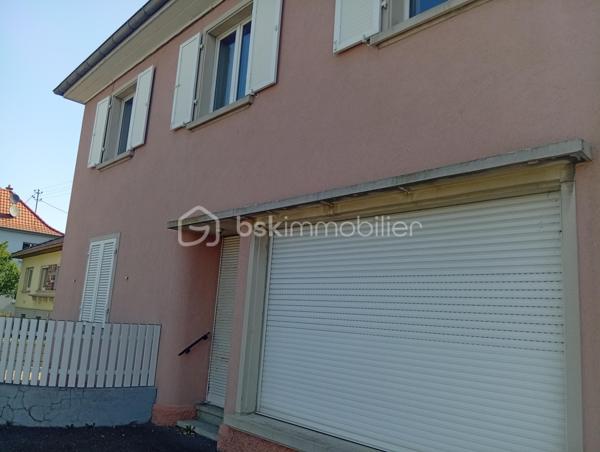Une opportunité rare ! Situé dans un secteur recherché, à deux pas de toutes commodités. Cet immeuble offre un fort potentiel d'aménagement.

Il comprend :

- Deux appartements de 73 m²env. un  en rez-de-chaussée et un au 1er étage.

Vous y trouverez également deux cuisines spacieuses et lumineuses, deux salle de bains et deux WC, laissant libre cours à vos projets d'aménagement.

Les points forts :

- Façades et toiture en très bon état.
- Planchers haut et bas déjà isolés.
- Garage avec porte électrique.
- Extérieur soigneusement entretenu.

Emplacement idéal

A proximité de la crèche, des écoles, commerces, de la pharmacie, des cabinets médicaux, du centre ville, des transports et de l'accès à l'autoroute.

Des travaux de modernisation sont à prévoir.

Le DPE et le contrôle de l'assainissement ont été réalisés.

Que vous recherchiez une résidence principale avec un projet complémentaire, un investissement locatif ou un immeuble à fort potentiel de valorisation, ce bien saura vous séduire.

N'hésitez pas à me contacter rapidement ! Les biens rares n'attendent pas !!