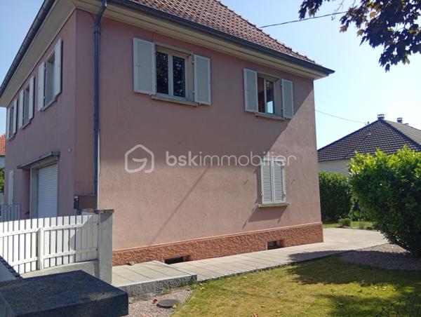 Une opportunité rare ! Situé dans un secteur recherché, à deux pas de toutes commodités. Cet immeuble offre un fort potentiel d'aménagement.

Il comprend :

- Deux appartements de 73 m²env. un  en rez-de-chaussée et un au 1er étage.

Vous y trouverez également deux cuisines spacieuses et lumineuses, deux salle de bains et deux WC, laissant libre cours à vos projets d'aménagement.

Les points forts :

- Façades et toiture en très bon état.
- Planchers haut et bas déjà isolés.
- Garage avec porte électrique.
- Extérieur soigneusement entretenu.

Emplacement idéal

A proximité de la crèche, des écoles, commerces, de la pharmacie, des cabinets médicaux, du centre ville, des transports et de l'accès à l'autoroute.

Des travaux de modernisation sont à prévoir.

Le DPE et le contrôle de l'assainissement ont été réalisés.

Que vous recherchiez une résidence principale avec un projet complémentaire, un investissement locatif ou un immeuble à fort potentiel de valorisation, ce bien saura vous séduire.

N'hésitez pas à me contacter rapidement ! Les biens rares n'attendent pas !!
