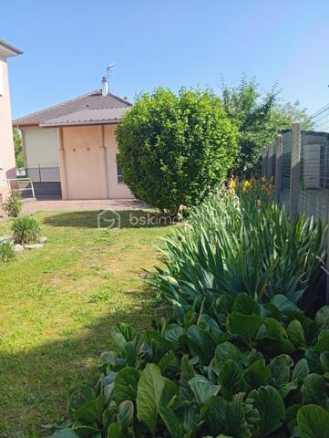 Une opportunité rare ! Situé dans un secteur recherché, à deux pas de toutes commodités. Cet immeuble offre un fort potentiel d'aménagement.

Il comprend :

- Deux appartements de 73 m²env. un  en rez-de-chaussée et un au 1er étage.

Vous y trouverez également deux cuisines spacieuses et lumineuses, deux salle de bains et deux WC, laissant libre cours à vos projets d'aménagement.

Les points forts :

- Façades et toiture en très bon état.
- Planchers haut et bas déjà isolés.
- Garage avec porte électrique.
- Extérieur soigneusement entretenu.

Emplacement idéal

A proximité de la crèche, des écoles, commerces, de la pharmacie, des cabinets médicaux, du centre ville, des transports et de l'accès à l'autoroute.

Des travaux de modernisation sont à prévoir.

Le DPE et le contrôle de l'assainissement ont été réalisés.

Que vous recherchiez une résidence principale avec un projet complémentaire, un investissement locatif ou un immeuble à fort potentiel de valorisation, ce bien saura vous séduire.

N'hésitez pas à me contacter rapidement ! Les biens rares n'attendent pas !!