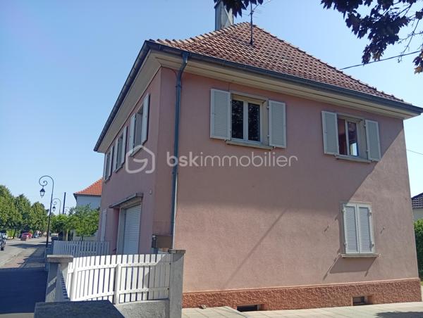 Une opportunité rare ! Situé dans un secteur recherché, à deux pas de toutes commodités. Cet immeuble offre un fort potentiel d'aménagement.

Il comprend :

- Deux appartements de 73 m²env. un  en rez-de-chaussée et un au 1er étage.

Vous y trouverez également deux cuisines spacieuses et lumineuses, deux salle de bains et deux WC, laissant libre cours à vos projets d'aménagement.

Les points forts :

- Façades et toiture en très bon état.
- Planchers haut et bas déjà isolés.
- Garage avec porte électrique.
- Extérieur soigneusement entretenu.

Emplacement idéal

A proximité de la crèche, des écoles, commerces, de la pharmacie, des cabinets médicaux, du centre ville, des transports et de l'accès à l'autoroute.

Des travaux de modernisation sont à prévoir.

Le DPE et le contrôle de l'assainissement ont été réalisés.

Que vous recherchiez une résidence principale avec un projet complémentaire, un investissement locatif ou un immeuble à fort potentiel de valorisation, ce bien saura vous séduire.

N'hésitez pas à me contacter rapidement ! Les biens rares n'attendent pas !!