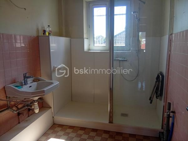 Une opportunité rare ! Situé dans un secteur recherché, à deux pas de toutes commodités. Cet immeuble offre un fort potentiel d'aménagement.

Il comprend :

- Deux appartements de 73 m²env. un  en rez-de-chaussée et un au 1er étage.

Vous y trouverez également deux cuisines spacieuses et lumineuses, deux salle de bains et deux WC, laissant libre cours à vos projets d'aménagement.

Les points forts :

- Façades et toiture en très bon état.
- Planchers haut et bas déjà isolés.
- Garage avec porte électrique.
- Extérieur soigneusement entretenu.

Emplacement idéal

A proximité de la crèche, des écoles, commerces, de la pharmacie, des cabinets médicaux, du centre ville, des transports et de l'accès à l'autoroute.

Des travaux de modernisation sont à prévoir.

Le DPE et le contrôle de l'assainissement ont été réalisés.

Que vous recherchiez une résidence principale avec un projet complémentaire, un investissement locatif ou un immeuble à fort potentiel de valorisation, ce bien saura vous séduire.

N'hésitez pas à me contacter rapidement ! Les biens rares n'attendent pas !!