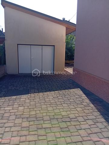 Une opportunité rare ! Situé dans un secteur recherché, à deux pas de toutes commodités. Cet immeuble offre un fort potentiel d'aménagement.

Il comprend :

- Deux appartements de 73 m²env. un  en rez-de-chaussée et un au 1er étage.

Vous y trouverez également deux cuisines spacieuses et lumineuses, deux salle de bains et deux WC, laissant libre cours à vos projets d'aménagement.

Les points forts :

- Façades et toiture en très bon état.
- Planchers haut et bas déjà isolés.
- Garage avec porte électrique.
- Extérieur soigneusement entretenu.

Emplacement idéal

A proximité de la crèche, des écoles, commerces, de la pharmacie, des cabinets médicaux, du centre ville, des transports et de l'accès à l'autoroute.

Des travaux de modernisation sont à prévoir.

Le DPE et le contrôle de l'assainissement ont été réalisés.

Que vous recherchiez une résidence principale avec un projet complémentaire, un investissement locatif ou un immeuble à fort potentiel de valorisation, ce bien saura vous séduire.

N'hésitez pas à me contacter rapidement ! Les biens rares n'attendent pas !!