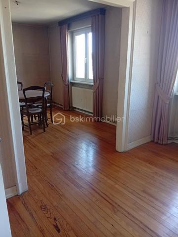 Une opportunité rare ! Situé dans un secteur recherché, à deux pas de toutes commodités. Cet immeuble offre un fort potentiel d'aménagement.

Il comprend :

- Deux appartements de 73 m²env. un  en rez-de-chaussée et un au 1er étage.

Vous y trouverez également deux cuisines spacieuses et lumineuses, deux salle de bains et deux WC, laissant libre cours à vos projets d'aménagement.

Les points forts :

- Façades et toiture en très bon état.
- Planchers haut et bas déjà isolés.
- Garage avec porte électrique.
- Extérieur soigneusement entretenu.

Emplacement idéal

A proximité de la crèche, des écoles, commerces, de la pharmacie, des cabinets médicaux, du centre ville, des transports et de l'accès à l'autoroute.

Des travaux de modernisation sont à prévoir.

Le DPE et le contrôle de l'assainissement ont été réalisés.

Que vous recherchiez une résidence principale avec un projet complémentaire, un investissement locatif ou un immeuble à fort potentiel de valorisation, ce bien saura vous séduire.

N'hésitez pas à me contacter rapidement ! Les biens rares n'attendent pas !!