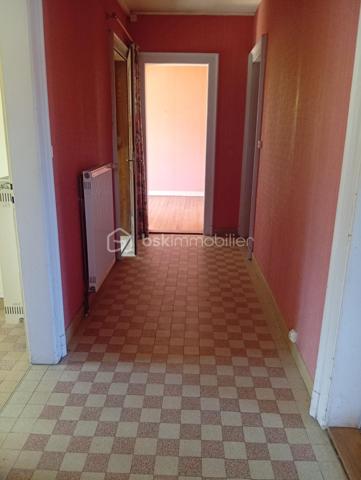 Une opportunité rare ! Situé dans un secteur recherché, à deux pas de toutes commodités. Cet immeuble offre un fort potentiel d'aménagement.

Il comprend :

- Deux appartements de 73 m²env. un  en rez-de-chaussée et un au 1er étage.

Vous y trouverez également deux cuisines spacieuses et lumineuses, deux salle de bains et deux WC, laissant libre cours à vos projets d'aménagement.

Les points forts :

- Façades et toiture en très bon état.
- Planchers haut et bas déjà isolés.
- Garage avec porte électrique.
- Extérieur soigneusement entretenu.

Emplacement idéal

A proximité de la crèche, des écoles, commerces, de la pharmacie, des cabinets médicaux, du centre ville, des transports et de l'accès à l'autoroute.

Des travaux de modernisation sont à prévoir.

Le DPE et le contrôle de l'assainissement ont été réalisés.

Que vous recherchiez une résidence principale avec un projet complémentaire, un investissement locatif ou un immeuble à fort potentiel de valorisation, ce bien saura vous séduire.

N'hésitez pas à me contacter rapidement ! Les biens rares n'attendent pas !!