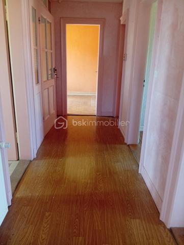 Une opportunité rare ! Situé dans un secteur recherché, à deux pas de toutes commodités. Cet immeuble offre un fort potentiel d'aménagement.

Il comprend :

- Deux appartements de 73 m²env. un  en rez-de-chaussée et un au 1er étage.

Vous y trouverez également deux cuisines spacieuses et lumineuses, deux salle de bains et deux WC, laissant libre cours à vos projets d'aménagement.

Les points forts :

- Façades et toiture en très bon état.
- Planchers haut et bas déjà isolés.
- Garage avec porte électrique.
- Extérieur soigneusement entretenu.

Emplacement idéal

A proximité de la crèche, des écoles, commerces, de la pharmacie, des cabinets médicaux, du centre ville, des transports et de l'accès à l'autoroute.

Des travaux de modernisation sont à prévoir.

Le DPE et le contrôle de l'assainissement ont été réalisés.

Que vous recherchiez une résidence principale avec un projet complémentaire, un investissement locatif ou un immeuble à fort potentiel de valorisation, ce bien saura vous séduire.

N'hésitez pas à me contacter rapidement ! Les biens rares n'attendent pas !!