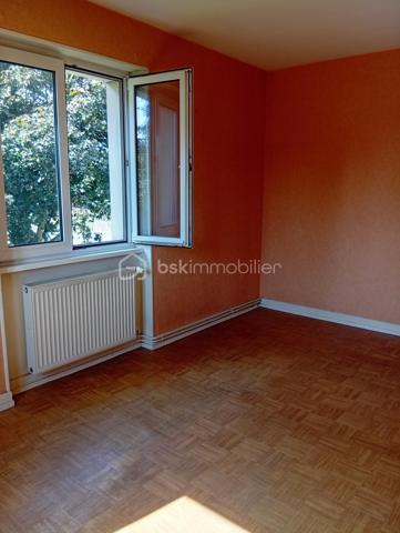 Une opportunité rare ! Situé dans un secteur recherché, à deux pas de toutes commodités. Cet immeuble offre un fort potentiel d'aménagement.

Il comprend :

- Deux appartements de 73 m²env. un  en rez-de-chaussée et un au 1er étage.

Vous y trouverez également deux cuisines spacieuses et lumineuses, deux salle de bains et deux WC, laissant libre cours à vos projets d'aménagement.

Les points forts :

- Façades et toiture en très bon état.
- Planchers haut et bas déjà isolés.
- Garage avec porte électrique.
- Extérieur soigneusement entretenu.

Emplacement idéal

A proximité de la crèche, des écoles, commerces, de la pharmacie, des cabinets médicaux, du centre ville, des transports et de l'accès à l'autoroute.

Des travaux de modernisation sont à prévoir.

Le DPE et le contrôle de l'assainissement ont été réalisés.

Que vous recherchiez une résidence principale avec un projet complémentaire, un investissement locatif ou un immeuble à fort potentiel de valorisation, ce bien saura vous séduire.

N'hésitez pas à me contacter rapidement ! Les biens rares n'attendent pas !!