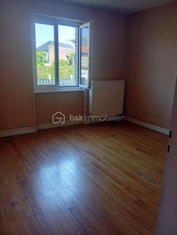 Une opportunité rare ! Situé dans un secteur recherché, à deux pas de toutes commodités. Cet immeuble offre un fort potentiel d'aménagement.

Il comprend :

- Deux appartements de 73 m²env. un  en rez-de-chaussée et un au 1er étage.

Vous y trouverez également deux cuisines spacieuses et lumineuses, deux salle de bains et deux WC, laissant libre cours à vos projets d'aménagement.

Les points forts :

- Façades et toiture en très bon état.
- Planchers haut et bas déjà isolés.
- Garage avec porte électrique.
- Extérieur soigneusement entretenu.

Emplacement idéal

A proximité de la crèche, des écoles, commerces, de la pharmacie, des cabinets médicaux, du centre ville, des transports et de l'accès à l'autoroute.

Des travaux de modernisation sont à prévoir.

Le DPE et le contrôle de l'assainissement ont été réalisés.

Que vous recherchiez une résidence principale avec un projet complémentaire, un investissement locatif ou un immeuble à fort potentiel de valorisation, ce bien saura vous séduire.

N'hésitez pas à me contacter rapidement ! Les biens rares n'attendent pas !!