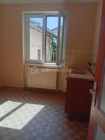 Une opportunité rare ! Situé dans un secteur recherché, à deux pas de toutes commodités. Cet immeuble offre un fort potentiel d'aménagement.

Il comprend :

- Deux appartements de 73 m²env. un  en rez-de-chaussée et un au 1er étage.

Vous y trouverez également deux cuisines spacieuses et lumineuses, deux salle de bains et deux WC, laissant libre cours à vos projets d'aménagement.

Les points forts :

- Façades et toiture en très bon état.
- Planchers haut et bas déjà isolés.
- Garage avec porte électrique.
- Extérieur soigneusement entretenu.

Emplacement idéal

A proximité de la crèche, des écoles, commerces, de la pharmacie, des cabinets médicaux, du centre ville, des transports et de l'accès à l'autoroute.

Des travaux de modernisation sont à prévoir.

Le DPE et le contrôle de l'assainissement ont été réalisés.

Que vous recherchiez une résidence principale avec un projet complémentaire, un investissement locatif ou un immeuble à fort potentiel de valorisation, ce bien saura vous séduire.

N'hésitez pas à me contacter rapidement ! Les biens rares n'attendent pas !!