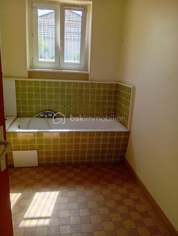Une opportunité rare ! Situé dans un secteur recherché, à deux pas de toutes commodités. Cet immeuble offre un fort potentiel d'aménagement.

Il comprend :

- Deux appartements de 73 m²env. un  en rez-de-chaussée et un au 1er étage.

Vous y trouverez également deux cuisines spacieuses et lumineuses, deux salle de bains et deux WC, laissant libre cours à vos projets d'aménagement.

Les points forts :

- Façades et toiture en très bon état.
- Planchers haut et bas déjà isolés.
- Garage avec porte électrique.
- Extérieur soigneusement entretenu.

Emplacement idéal

A proximité de la crèche, des écoles, commerces, de la pharmacie, des cabinets médicaux, du centre ville, des transports et de l'accès à l'autoroute.

Des travaux de modernisation sont à prévoir.

Le DPE et le contrôle de l'assainissement ont été réalisés.

Que vous recherchiez une résidence principale avec un projet complémentaire, un investissement locatif ou un immeuble à fort potentiel de valorisation, ce bien saura vous séduire.

N'hésitez pas à me contacter rapidement ! Les biens rares n'attendent pas !!