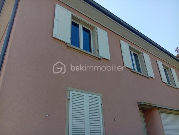 Une opportunité rare ! Situé dans un secteur recherché, à deux pas de toutes commodités. Cet immeuble offre un fort potentiel d'aménagement.

Il comprend :

- Deux appartements de 73 m²env. un  en rez-de-chaussée et un au 1er étage.

Vous y trouverez également deux cuisines spacieuses et lumineuses, deux salle de bains et deux WC, laissant libre cours à vos projets d'aménagement.

Les points forts :

- Façades et toiture en très bon état.
- Planchers haut et bas déjà isolés.
- Garage avec porte électrique.
- Extérieur soigneusement entretenu.

Emplacement idéal

A proximité de la crèche, des écoles, commerces, de la pharmacie, des cabinets médicaux, du centre ville, des transports et de l'accès à l'autoroute.

Des travaux de modernisation sont à prévoir.

Le DPE et le contrôle de l'assainissement ont été réalisés.

Que vous recherchiez une résidence principale avec un projet complémentaire, un investissement locatif ou un immeuble à fort potentiel de valorisation, ce bien saura vous séduire.

N'hésitez pas à me contacter rapidement ! Les biens rares n'attendent pas !!