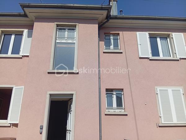 Une opportunité rare ! Situé dans un secteur recherché, à deux pas de toutes commodités. Cet immeuble offre un fort potentiel d'aménagement.

Il comprend :

- Deux appartements de 73 m²env. un  en rez-de-chaussée et un au 1er étage.

Vous y trouverez également deux cuisines spacieuses et lumineuses, deux salle de bains et deux WC, laissant libre cours à vos projets d'aménagement.

Les points forts :

- Façades et toiture en très bon état.
- Planchers haut et bas déjà isolés.
- Garage avec porte électrique.
- Extérieur soigneusement entretenu.

Emplacement idéal

A proximité de la crèche, des écoles, commerces, de la pharmacie, des cabinets médicaux, du centre ville, des transports et de l'accès à l'autoroute.

Des travaux de modernisation sont à prévoir.

Le DPE et le contrôle de l'assainissement ont été réalisés.

Que vous recherchiez une résidence principale avec un projet complémentaire, un investissement locatif ou un immeuble à fort potentiel de valorisation, ce bien saura vous séduire.

N'hésitez pas à me contacter rapidement ! Les biens rares n'attendent pas !!