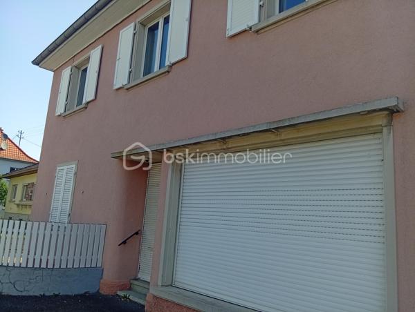 Une opportunité rare ! Situé dans un secteur recherché, à deux pas de toutes commodités. Cet immeuble offre un fort potentiel d'aménagement.

Il comprend :

- Deux appartements de 73 m²env. un  en rez-de-chaussée et un au 1er étage.

Vous y trouverez également deux cuisines spacieuses et lumineuses, deux salle de bains et deux WC, laissant libre cours à vos projets d'aménagement.

Les points forts :

- Façades et toiture en très bon état.
- Planchers haut et bas déjà isolés.
- Garage avec porte électrique.
- Extérieur soigneusement entretenu.

Emplacement idéal

A proximité de la crèche, des écoles, commerces, de la pharmacie, des cabinets médicaux, du centre ville, des transports et de l'accès à l'autoroute.

Des travaux de modernisation sont à prévoir.

Le DPE et le contrôle de l'assainissement ont été réalisés.

Que vous recherchiez une résidence principale avec un projet complémentaire, un investissement locatif ou un immeuble à fort potentiel de valorisation, ce bien saura vous séduire.

N'hésitez pas à me contacter rapidement ! Les biens rares n'attendent pas !!