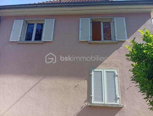 Une opportunité rare ! Situé dans un secteur recherché, à deux pas de toutes commodités. Cet immeuble offre un fort potentiel d'aménagement.

Il comprend :

- Deux appartements de 73 m²env. un  en rez-de-chaussée et un au 1er étage.

Vous y trouverez également deux cuisines spacieuses et lumineuses, deux salle de bains et deux WC, laissant libre cours à vos projets d'aménagement.

Les points forts :

- Façades et toiture en très bon état.
- Planchers haut et bas déjà isolés.
- Garage avec porte électrique.
- Extérieur soigneusement entretenu.

Emplacement idéal

A proximité de la crèche, des écoles, commerces, de la pharmacie, des cabinets médicaux, du centre ville, des transports et de l'accès à l'autoroute.

Des travaux de modernisation sont à prévoir.

Le DPE et le contrôle de l'assainissement ont été réalisés.

Que vous recherchiez une résidence principale avec un projet complémentaire, un investissement locatif ou un immeuble à fort potentiel de valorisation, ce bien saura vous séduire.

N'hésitez pas à me contacter rapidement ! Les biens rares n'attendent pas !!