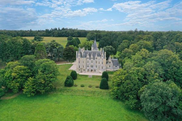 Élégant château de caractère sur un domaine de 25 hectares entre Le Mans et Tours