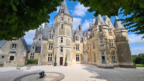 Élégant château de caractère sur un domaine de 25 hectares entre Le Mans et Tours