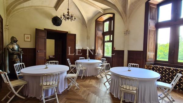 Élégant château de caractère sur un domaine de 25 hectares entre Le Mans et Tours