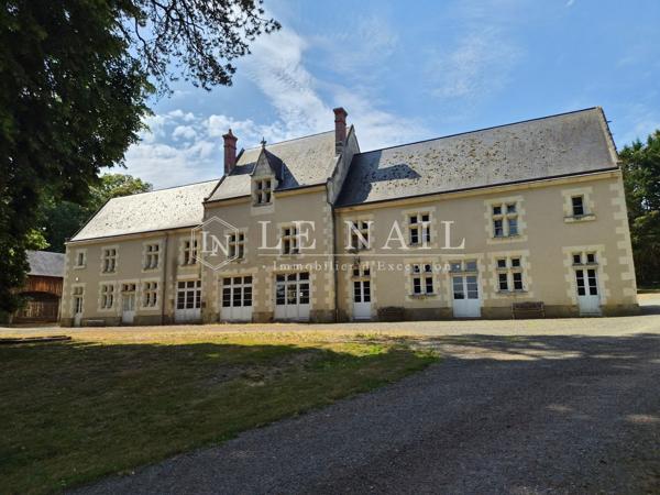 Élégant château de caractère sur un domaine de 25 hectares entre Le Mans et Tours