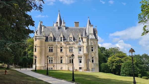 Élégant château de caractère sur un domaine de 25 hectares entre Le Mans et Tours