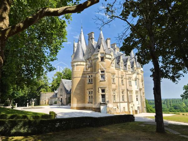 Élégant château de caractère sur un domaine de 25 hectares entre Le Mans et Tours