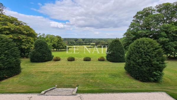 Élégant château de caractère sur un domaine de 25 hectares entre Le Mans et Tours