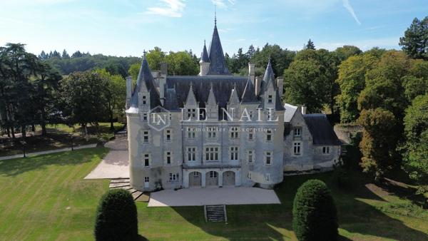 Élégant château de caractère sur un domaine de 25 hectares entre Le Mans et Tours