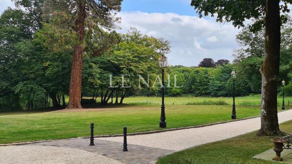 Élégant château de caractère sur un domaine de 25 hectares entre Le Mans et Tours