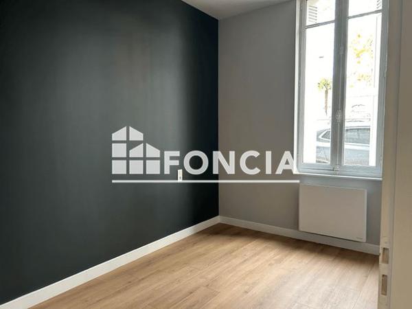 Location Appartement 2 pièces 41 m² - 2 RUE JEAN MOULIN Saintes 17100