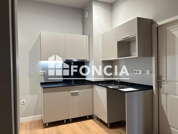 Location Appartement 2 pièces 41 m² - 2 RUE JEAN MOULIN Saintes 17100