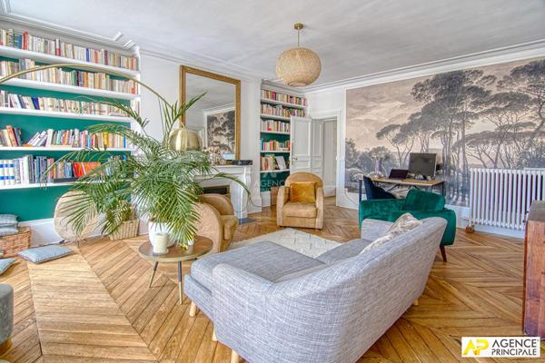 Versailles Mairie Appartement 4 pièces 110 m² au sol situé au 1er étage avec cave et parking en option €787 000 ** - Référence 25540