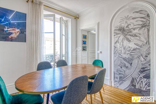 Versailles Mairie Appartement 4 pièces 110 m² au sol situé au 1er étage avec cave et parking en option €787 000 ** - Référence 25540