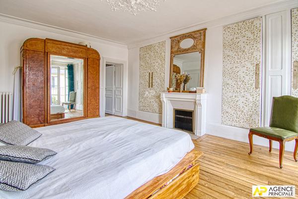Versailles Mairie Appartement 4 pièces 110 m² au sol situé au 1er étage avec cave et parking en option €787 000 ** - Référence 25540