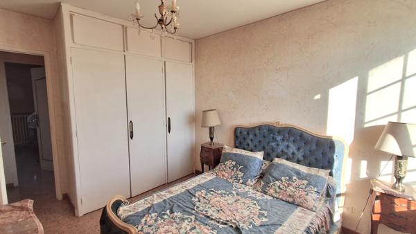 Septèmes-les-Vallons (13240) Pavillon type 5 Mitoyen décalé des 2 côtés + grand garage sur terrain