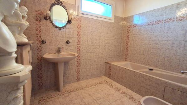 Septèmes-les-Vallons (13240) Pavillon type 5 Mitoyen décalé des 2 côtés + grand garage sur terrain