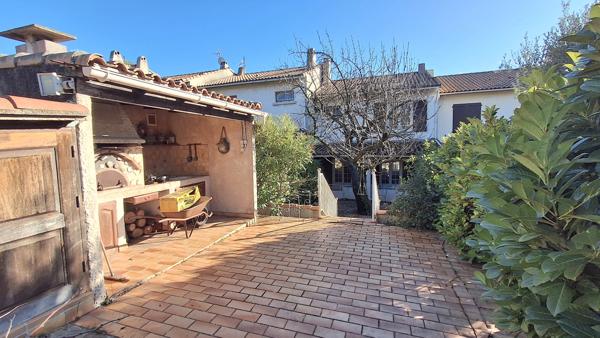 Septèmes-les-Vallons (13240) Pavillon type 5 Mitoyen décalé des 2 côtés + grand garage sur terrain