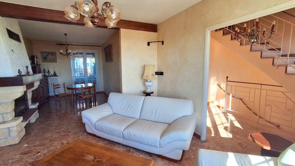 Septèmes-les-Vallons (13240) Pavillon type 5 Mitoyen décalé des 2 côtés + grand garage sur terrain