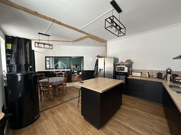 Charmante maison de ville de 156 m² en hypercentre de Mirebeau

Idéalement située en plein cœur de Mirebeau, à deux pas du centre, des écoles, commerces et commodités, venez découvrir cette charmante maison de ville offrant de beaux volumes et un fort potentiel.

Répartie sur deux niveaux, cette maison allie cachet, fonctionnalité et confort.

Au rez-de-chaussée, une entrée dessert : une belle cuisine aménagée et équipée, un salon chaleureux et cosy, un débarras, un WC indépendant, ainsi qu’une vaste pièce d’environ 20 m², idéale pour être aménagée en suite parentale, bureau ou espace indépendant selon vos besoins.

Vous profiterez également d’une agréable courrette extérieure, suffisamment spacieuse pour accueillir une table ainsi qu’un coin salon, parfaite pour profiter des beaux jours en toute tranquillité.

À l’étage, un palier distribue : quatre belles chambres aux surfaces généreuses allant de 13 à 18 m², une salle d’eau et un WC indépendant.

Vous bénéficierez également : d’un grand sous-sol/cave sous la maison et d’un grenier (non aménageable) offrant un espace de stockage supplémentaire.

Côté confort, le chauffage est assuré par un poêle à granulés complété par des radiateurs électriques.

Cette maison pleine de charme est très bien entretenue, avec peu de travaux à prévoir, idéale pour une famille souhaitant profiter de la vie de centre-ville avec toutes les commodités accessibles à pied.

Un bien rare sur le secteur, à visiter sans tarder !