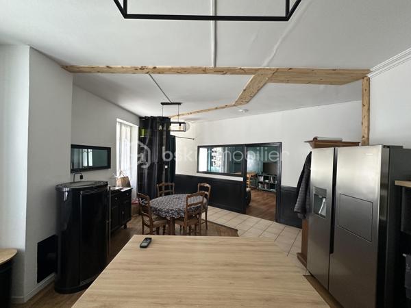 Charmante maison de ville de 156 m² en hypercentre de Mirebeau

Idéalement située en plein cœur de Mirebeau, à deux pas du centre, des écoles, commerces et commodités, venez découvrir cette charmante maison de ville offrant de beaux volumes et un fort potentiel.

Répartie sur deux niveaux, cette maison allie cachet, fonctionnalité et confort.

Au rez-de-chaussée, une entrée dessert : une belle cuisine aménagée et équipée, un salon chaleureux et cosy, un débarras, un WC indépendant, ainsi qu’une vaste pièce d’environ 20 m², idéale pour être aménagée en suite parentale, bureau ou espace indépendant selon vos besoins.

Vous profiterez également d’une agréable courrette extérieure, suffisamment spacieuse pour accueillir une table ainsi qu’un coin salon, parfaite pour profiter des beaux jours en toute tranquillité.

À l’étage, un palier distribue : quatre belles chambres aux surfaces généreuses allant de 13 à 18 m², une salle d’eau et un WC indépendant.

Vous bénéficierez également : d’un grand sous-sol/cave sous la maison et d’un grenier (non aménageable) offrant un espace de stockage supplémentaire.

Côté confort, le chauffage est assuré par un poêle à granulés complété par des radiateurs électriques.

Cette maison pleine de charme est très bien entretenue, avec peu de travaux à prévoir, idéale pour une famille souhaitant profiter de la vie de centre-ville avec toutes les commodités accessibles à pied.

Un bien rare sur le secteur, à visiter sans tarder !