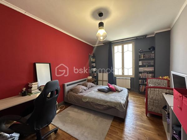 Charmante maison de ville de 156 m² en hypercentre de Mirebeau

Idéalement située en plein cœur de Mirebeau, à deux pas du centre, des écoles, commerces et commodités, venez découvrir cette charmante maison de ville offrant de beaux volumes et un fort potentiel.

Répartie sur deux niveaux, cette maison allie cachet, fonctionnalité et confort.

Au rez-de-chaussée, une entrée dessert : une belle cuisine aménagée et équipée, un salon chaleureux et cosy, un débarras, un WC indépendant, ainsi qu’une vaste pièce d’environ 20 m², idéale pour être aménagée en suite parentale, bureau ou espace indépendant selon vos besoins.

Vous profiterez également d’une agréable courrette extérieure, suffisamment spacieuse pour accueillir une table ainsi qu’un coin salon, parfaite pour profiter des beaux jours en toute tranquillité.

À l’étage, un palier distribue : quatre belles chambres aux surfaces généreuses allant de 13 à 18 m², une salle d’eau et un WC indépendant.

Vous bénéficierez également : d’un grand sous-sol/cave sous la maison et d’un grenier (non aménageable) offrant un espace de stockage supplémentaire.

Côté confort, le chauffage est assuré par un poêle à granulés complété par des radiateurs électriques.

Cette maison pleine de charme est très bien entretenue, avec peu de travaux à prévoir, idéale pour une famille souhaitant profiter de la vie de centre-ville avec toutes les commodités accessibles à pied.

Un bien rare sur le secteur, à visiter sans tarder !