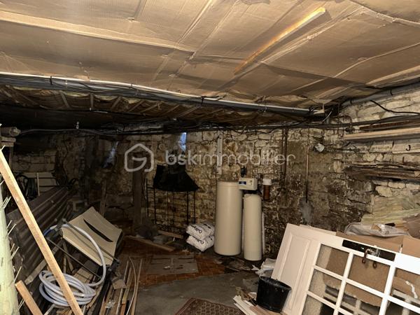 Charmante maison de ville de 156 m² en hypercentre de Mirebeau

Idéalement située en plein cœur de Mirebeau, à deux pas du centre, des écoles, commerces et commodités, venez découvrir cette charmante maison de ville offrant de beaux volumes et un fort potentiel.

Répartie sur deux niveaux, cette maison allie cachet, fonctionnalité et confort.

Au rez-de-chaussée, une entrée dessert : une belle cuisine aménagée et équipée, un salon chaleureux et cosy, un débarras, un WC indépendant, ainsi qu’une vaste pièce d’environ 20 m², idéale pour être aménagée en suite parentale, bureau ou espace indépendant selon vos besoins.

Vous profiterez également d’une agréable courrette extérieure, suffisamment spacieuse pour accueillir une table ainsi qu’un coin salon, parfaite pour profiter des beaux jours en toute tranquillité.

À l’étage, un palier distribue : quatre belles chambres aux surfaces généreuses allant de 13 à 18 m², une salle d’eau et un WC indépendant.

Vous bénéficierez également : d’un grand sous-sol/cave sous la maison et d’un grenier (non aménageable) offrant un espace de stockage supplémentaire.

Côté confort, le chauffage est assuré par un poêle à granulés complété par des radiateurs électriques.

Cette maison pleine de charme est très bien entretenue, avec peu de travaux à prévoir, idéale pour une famille souhaitant profiter de la vie de centre-ville avec toutes les commodités accessibles à pied.

Un bien rare sur le secteur, à visiter sans tarder !