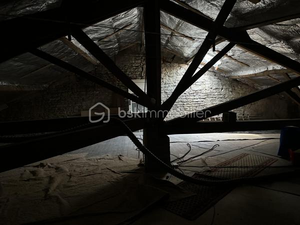 Charmante maison de ville de 156 m² en hypercentre de Mirebeau

Idéalement située en plein cœur de Mirebeau, à deux pas du centre, des écoles, commerces et commodités, venez découvrir cette charmante maison de ville offrant de beaux volumes et un fort potentiel.

Répartie sur deux niveaux, cette maison allie cachet, fonctionnalité et confort.

Au rez-de-chaussée, une entrée dessert : une belle cuisine aménagée et équipée, un salon chaleureux et cosy, un débarras, un WC indépendant, ainsi qu’une vaste pièce d’environ 20 m², idéale pour être aménagée en suite parentale, bureau ou espace indépendant selon vos besoins.

Vous profiterez également d’une agréable courrette extérieure, suffisamment spacieuse pour accueillir une table ainsi qu’un coin salon, parfaite pour profiter des beaux jours en toute tranquillité.

À l’étage, un palier distribue : quatre belles chambres aux surfaces généreuses allant de 13 à 18 m², une salle d’eau et un WC indépendant.

Vous bénéficierez également : d’un grand sous-sol/cave sous la maison et d’un grenier (non aménageable) offrant un espace de stockage supplémentaire.

Côté confort, le chauffage est assuré par un poêle à granulés complété par des radiateurs électriques.

Cette maison pleine de charme est très bien entretenue, avec peu de travaux à prévoir, idéale pour une famille souhaitant profiter de la vie de centre-ville avec toutes les commodités accessibles à pied.

Un bien rare sur le secteur, à visiter sans tarder !