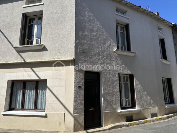 Charmante maison de ville de 156 m² en hypercentre de Mirebeau

Idéalement située en plein cœur de Mirebeau, à deux pas du centre, des écoles, commerces et commodités, venez découvrir cette charmante maison de ville offrant de beaux volumes et un fort potentiel.

Répartie sur deux niveaux, cette maison allie cachet, fonctionnalité et confort.

Au rez-de-chaussée, une entrée dessert : une belle cuisine aménagée et équipée, un salon chaleureux et cosy, un débarras, un WC indépendant, ainsi qu’une vaste pièce d’environ 20 m², idéale pour être aménagée en suite parentale, bureau ou espace indépendant selon vos besoins.

Vous profiterez également d’une agréable courrette extérieure, suffisamment spacieuse pour accueillir une table ainsi qu’un coin salon, parfaite pour profiter des beaux jours en toute tranquillité.

À l’étage, un palier distribue : quatre belles chambres aux surfaces généreuses allant de 13 à 18 m², une salle d’eau et un WC indépendant.

Vous bénéficierez également : d’un grand sous-sol/cave sous la maison et d’un grenier (non aménageable) offrant un espace de stockage supplémentaire.

Côté confort, le chauffage est assuré par un poêle à granulés complété par des radiateurs électriques.

Cette maison pleine de charme est très bien entretenue, avec peu de travaux à prévoir, idéale pour une famille souhaitant profiter de la vie de centre-ville avec toutes les commodités accessibles à pied.

Un bien rare sur le secteur, à visiter sans tarder !
