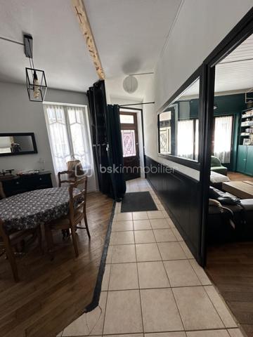 Charmante maison de ville de 156 m² en hypercentre de Mirebeau

Idéalement située en plein cœur de Mirebeau, à deux pas du centre, des écoles, commerces et commodités, venez découvrir cette charmante maison de ville offrant de beaux volumes et un fort potentiel.

Répartie sur deux niveaux, cette maison allie cachet, fonctionnalité et confort.

Au rez-de-chaussée, une entrée dessert : une belle cuisine aménagée et équipée, un salon chaleureux et cosy, un débarras, un WC indépendant, ainsi qu’une vaste pièce d’environ 20 m², idéale pour être aménagée en suite parentale, bureau ou espace indépendant selon vos besoins.

Vous profiterez également d’une agréable courrette extérieure, suffisamment spacieuse pour accueillir une table ainsi qu’un coin salon, parfaite pour profiter des beaux jours en toute tranquillité.

À l’étage, un palier distribue : quatre belles chambres aux surfaces généreuses allant de 13 à 18 m², une salle d’eau et un WC indépendant.

Vous bénéficierez également : d’un grand sous-sol/cave sous la maison et d’un grenier (non aménageable) offrant un espace de stockage supplémentaire.

Côté confort, le chauffage est assuré par un poêle à granulés complété par des radiateurs électriques.

Cette maison pleine de charme est très bien entretenue, avec peu de travaux à prévoir, idéale pour une famille souhaitant profiter de la vie de centre-ville avec toutes les commodités accessibles à pied.

Un bien rare sur le secteur, à visiter sans tarder !