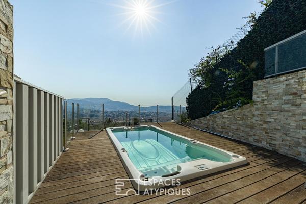 Appartement contemporain et bain de soleil suspendu face à la mer- Nice