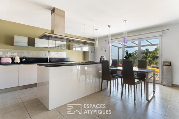 Appartement contemporain et bain de soleil suspendu face à la mer- Nice