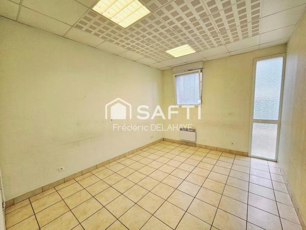 Local commercial 46m² - Jardinet et garage.