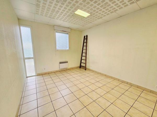 Local commercial 46m² - Jardinet et garage.