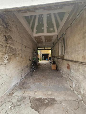 Local commercial 46m² - Jardinet et garage.