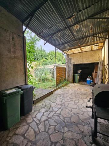 Local commercial 46m² - Jardinet et garage.