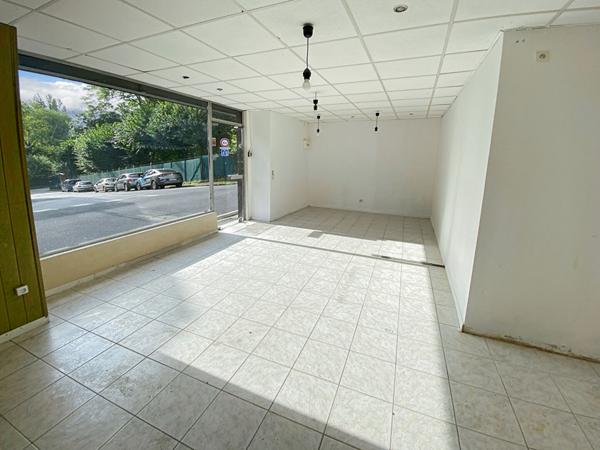 VENTE Mur Local commercial VAUREAL VILLAGE 62 m².