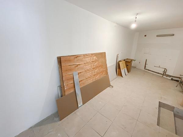 VENTE Mur Local commercial VAUREAL VILLAGE 62 m².